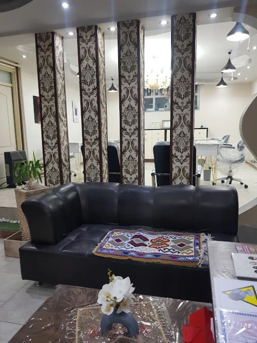 سالن کاشت ناخن یاس در کرج