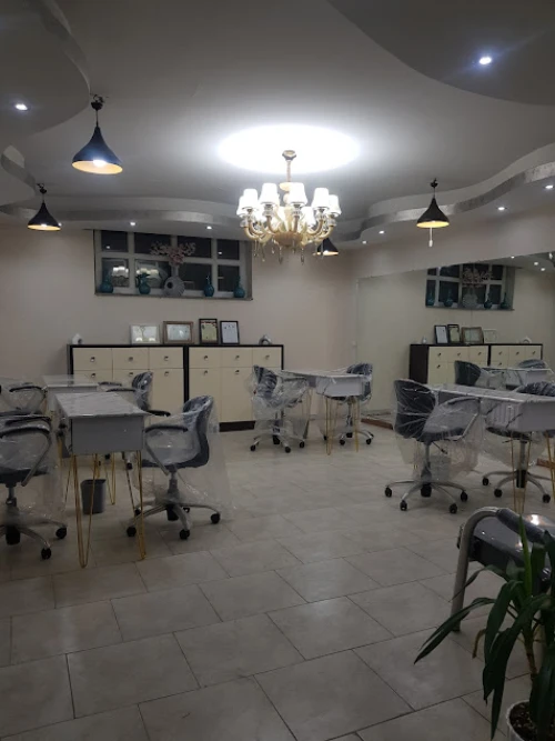 سالن کاشت ناخن یاس در کرج